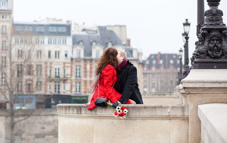 sexual health blood testing in london is important - shows couple kissing on bridge